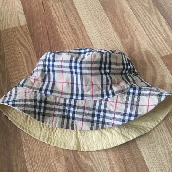 ‼️BUY ONE IN FULL PRICE, GET ONE FREE‼️ Burberry Fabric Reversible Bucket Hat - Picture 3 of 3